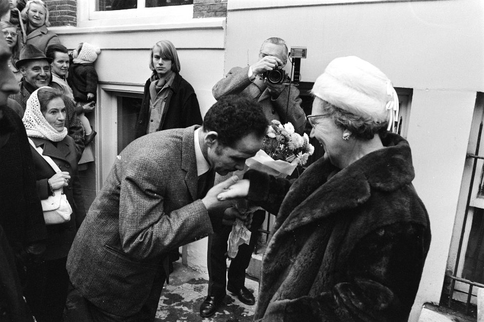 Werkbezoek van koningin Juliana aan Amsterdam bezoekt Marokkaans gezin op OZ Ac, Bestanddeelnr 924-1942