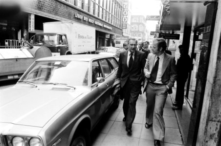 Werkbezoek minister Tuijnman (V en W) aan Amsterdam minister Tuijnman (l) wande, Bestanddeelnr 929-7093