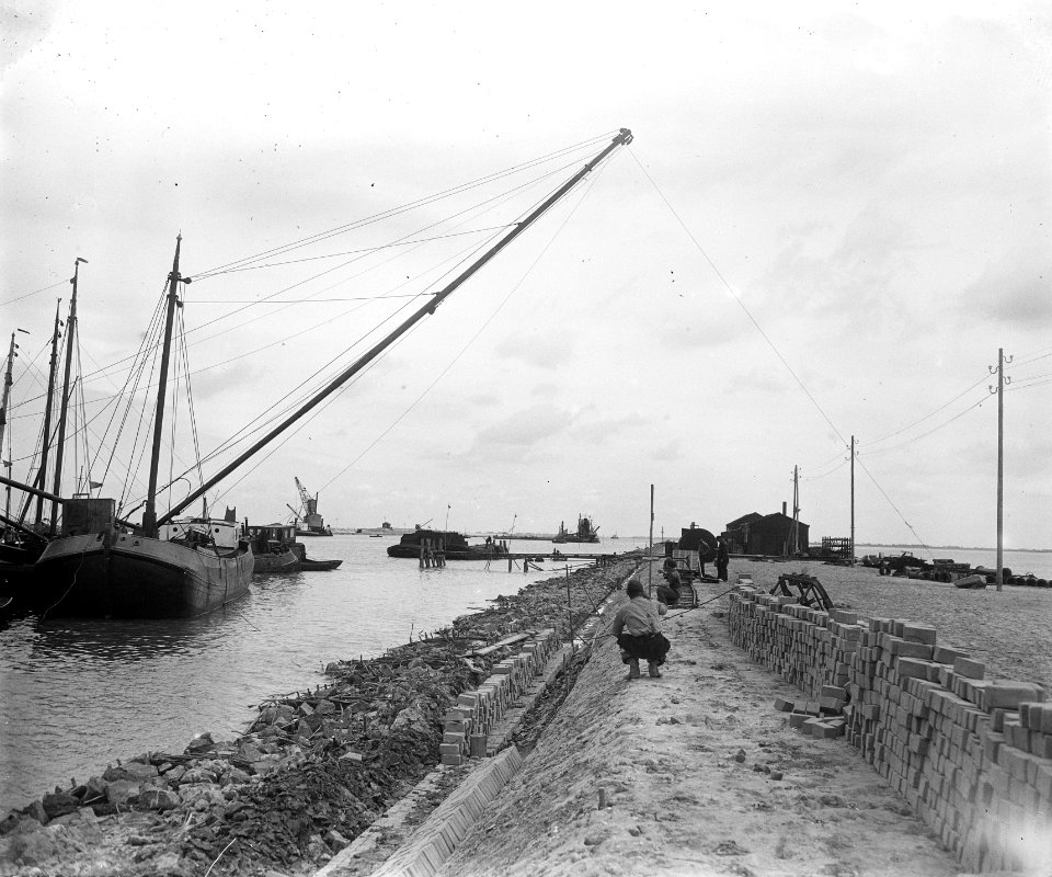 Werk aan Oosterpolder. Stratenmaker op zee, Bestanddeelnr 905-1722