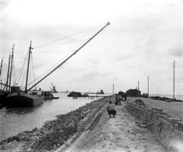 Werk aan Oosterpolder. Stratenmaker op zee, Bestanddeelnr 905-1722