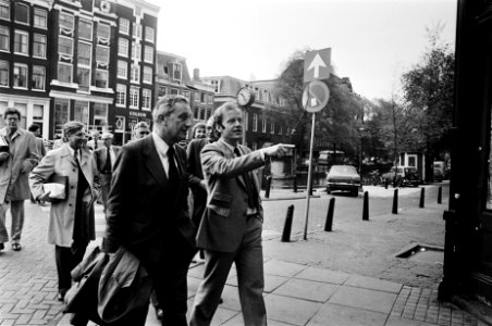 Werkbezoek minister Tuijnman (V en W) aan Amsterdam minister Tuijnman (l) wande, Bestanddeelnr 929-7094