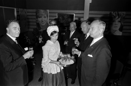 Wethouder G.K.J.M. Hamm opende nieuw bedrijf Jos Neve N.V., Bestanddeelnr 921-7482