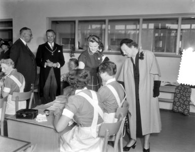 Werkbezoek koningin Juliana provincie Groningen, bezoek landbouw huishoudschool, Bestanddeelnr 906-4864