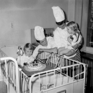 Wereldspaardag, feest in het Emmakinderziekenhuis te Amsterdam, Bestanddeelnr 914-4557