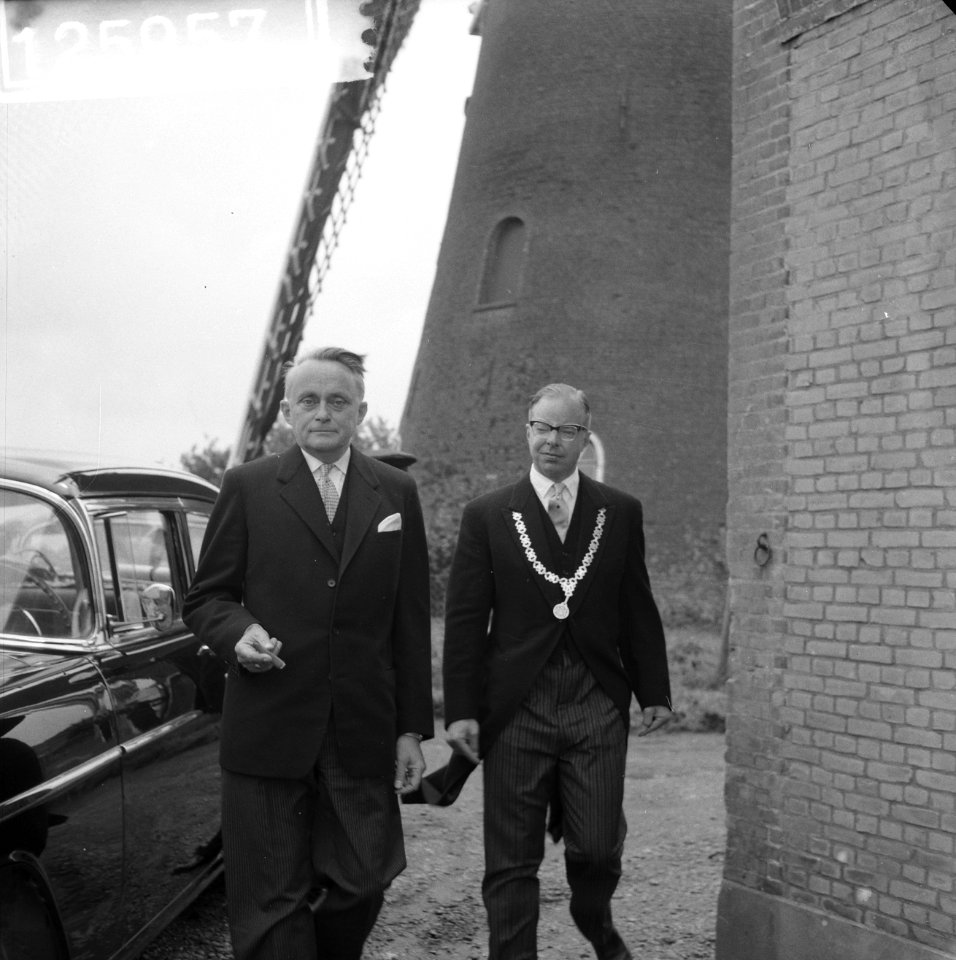 Werkbezoek mr J Klaasesz aan Heerjansdam Mr J Klaasesz en de burgemeester, Bestanddeelnr 912-5957