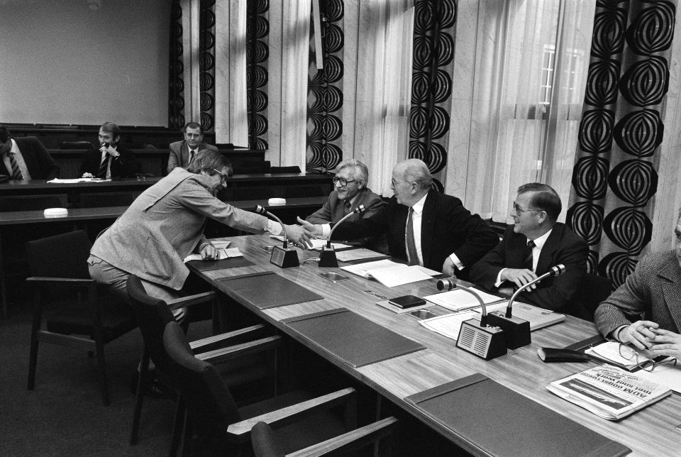 Wethouder Heerma (l) begroet directeur R. Bosman, Bestanddeelnr 932-3780