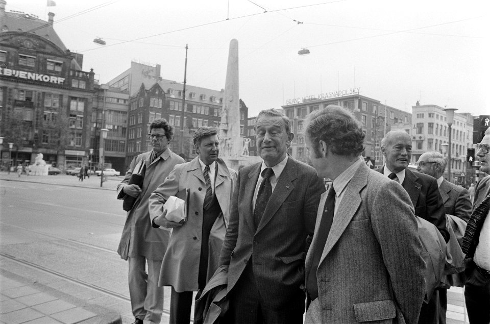 Werkbezoek minister Tuijnman (V en W) aan Amsterdam minister Tuijnman (l) wande, Bestanddeelnr 929-7095