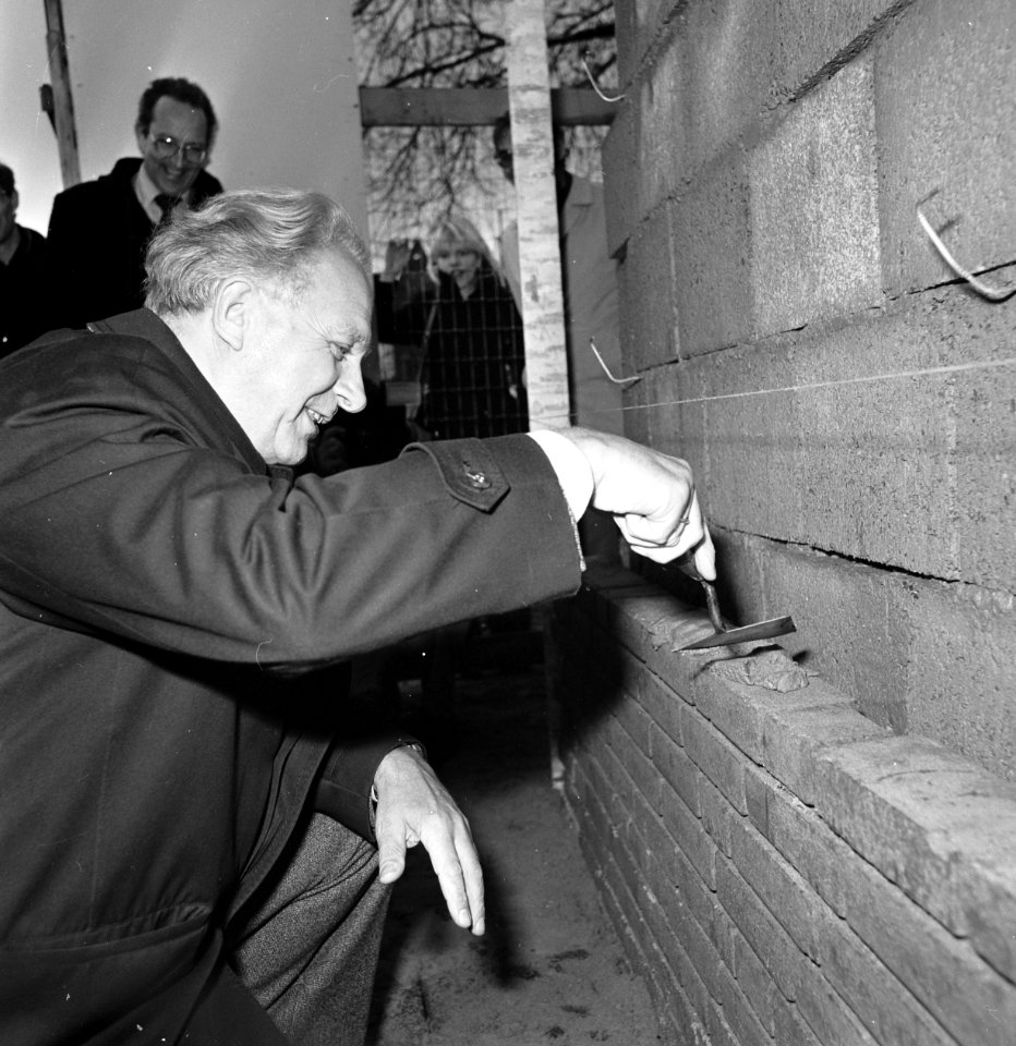 Wethouder Kuypers (Amsterdam) legt eerste steen project jongeren huisvesting aan, Bestanddeelnr 929-4416