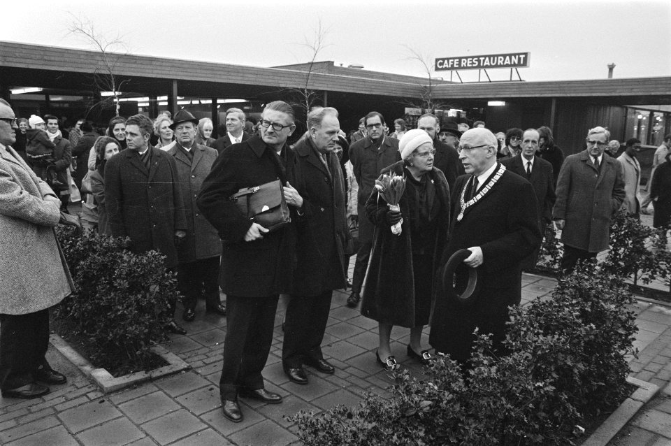 Werkbezoek van koningin Juliana aan Amsterdam koningin Juliana bezoekt Bijlmerm, Bestanddeelnr 924-1957