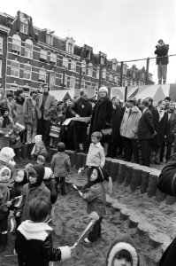 Werkbezoek van koningin Juliana aan Amsterdam koningin Juliana bezoekt Borgerst, Bestanddeelnr 924-1933