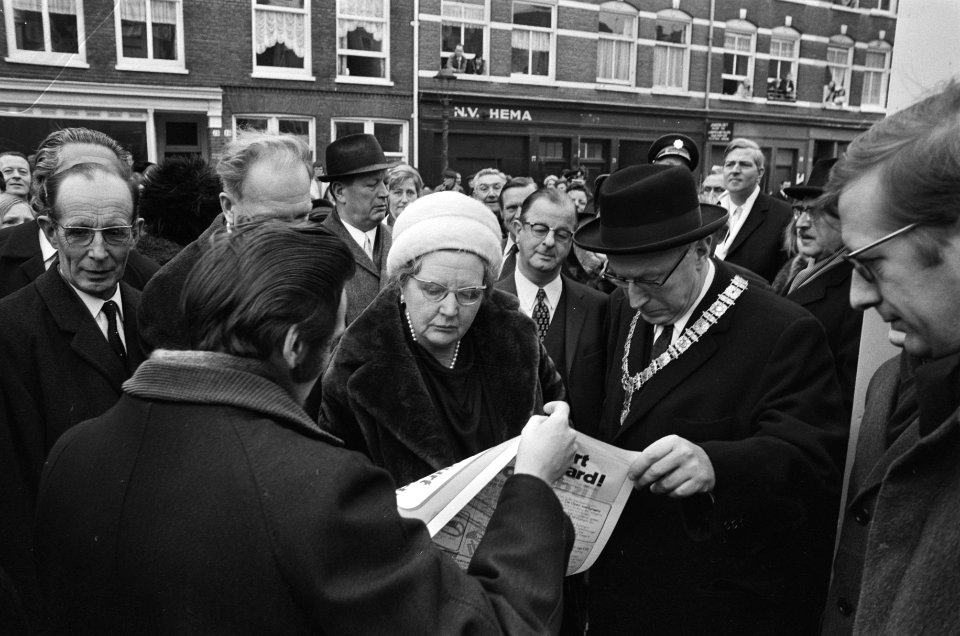 Werkbezoek van koningin Juliana aan Amsterdam koningin Juliana bezoekt Borgerst, Bestanddeelnr 924-1935