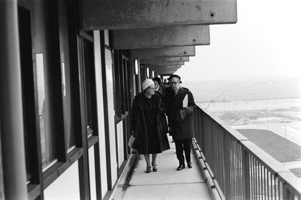 Werkbezoek van koningin Juliana aan Amsterdam koningin Juliana bezoekt Bijlmerm, Bestanddeelnr 924-1956