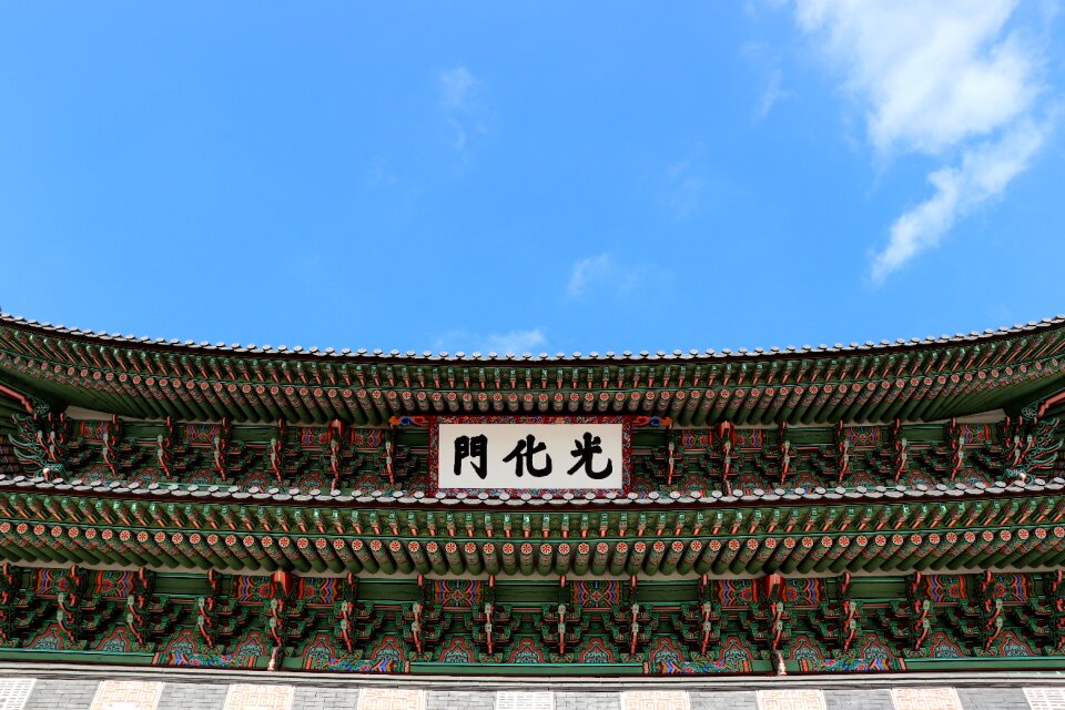 Tour travel eaves building