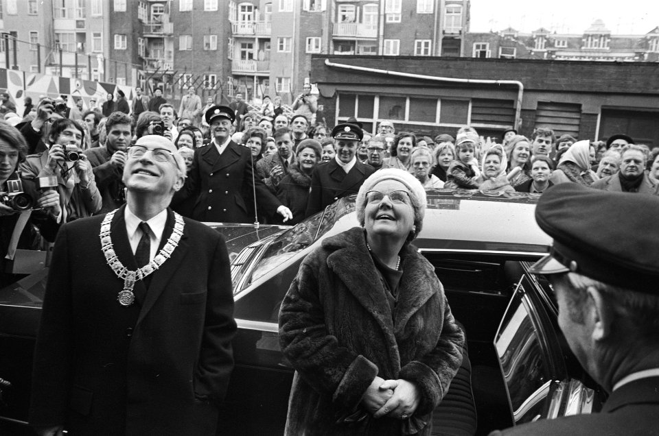 Werkbezoek van koningin Juliana aan Amsterdam koningin Juliana bezoekt Borgerst, Bestanddeelnr 924-1932