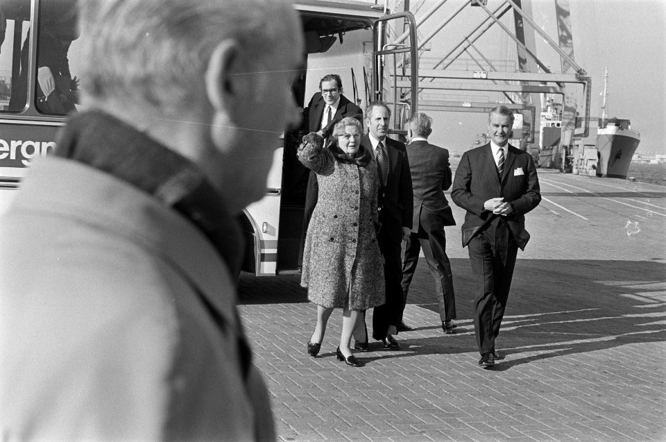Werkbezoek koningin Juliana aan Amsterdam koningin Juliana tijdens wandeling, Bestanddeelnr 927-7696