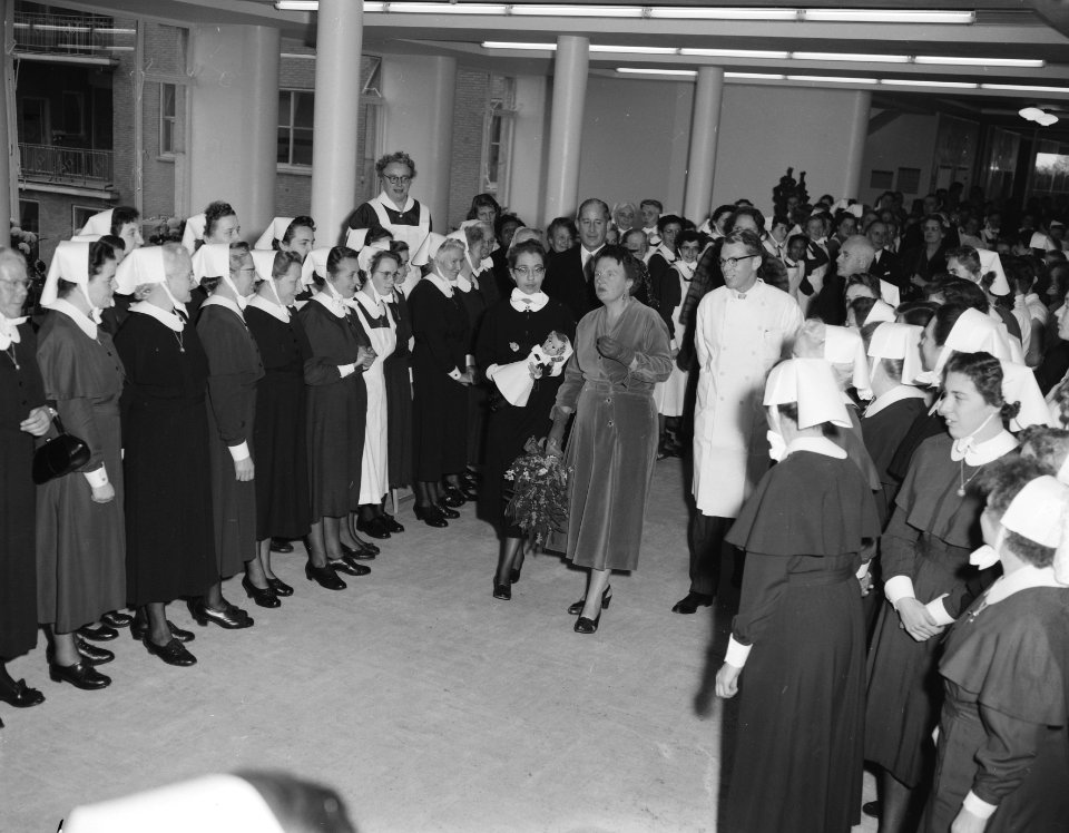 Werkbezoek Koningin Juliana aan Arnhem, opening Diaconessenhuis, Bestanddeelnr 907-4498