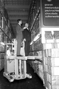 Wethouder Hamm opende eerste zelfbedieningsgroothandel Makro industriegebied Ams, Bestanddeelnr 921-8138