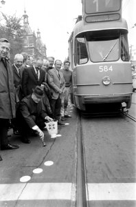 Wethouder Ham plakt op het Leidseplein de eerste eierkoeken, Bestanddeelnr 921-6835