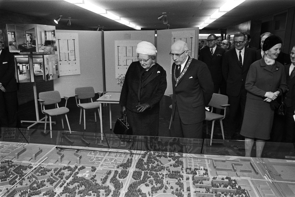 Werkbezoek van koningin Juliana aan Amsterdam koningin Juliana bezoekt Bijlmerm, Bestanddeelnr 924-1960