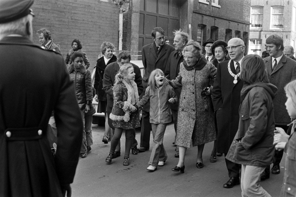 Werkbezoek koningin Juliana aan Amsterdam koningin Juliana en enkele kinderen t, Bestanddeelnr 927-7692