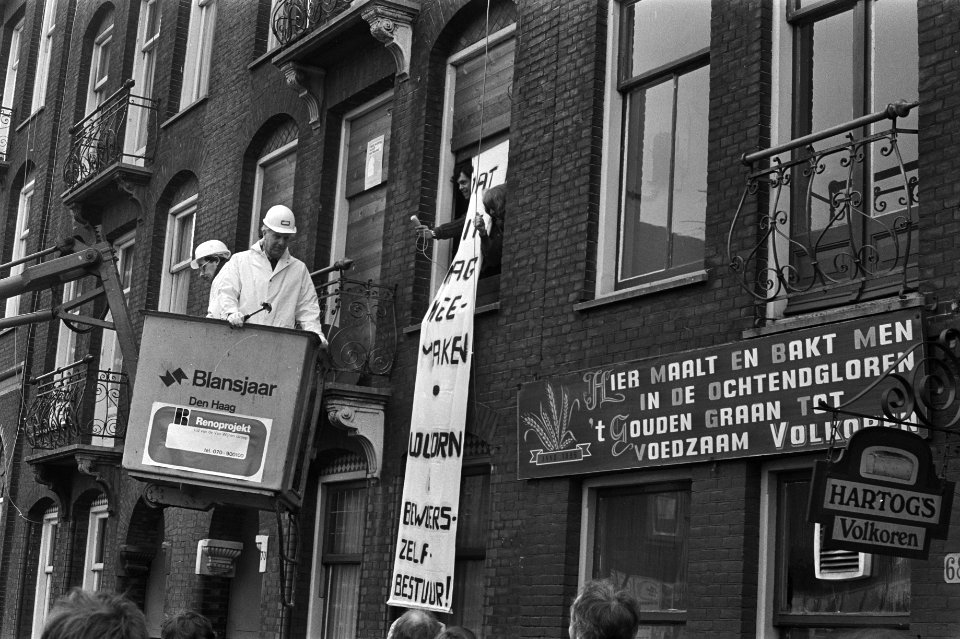 Wethouder Kuipers in een hoogwerker bij spandoek, Bestanddeelnr 929-0495