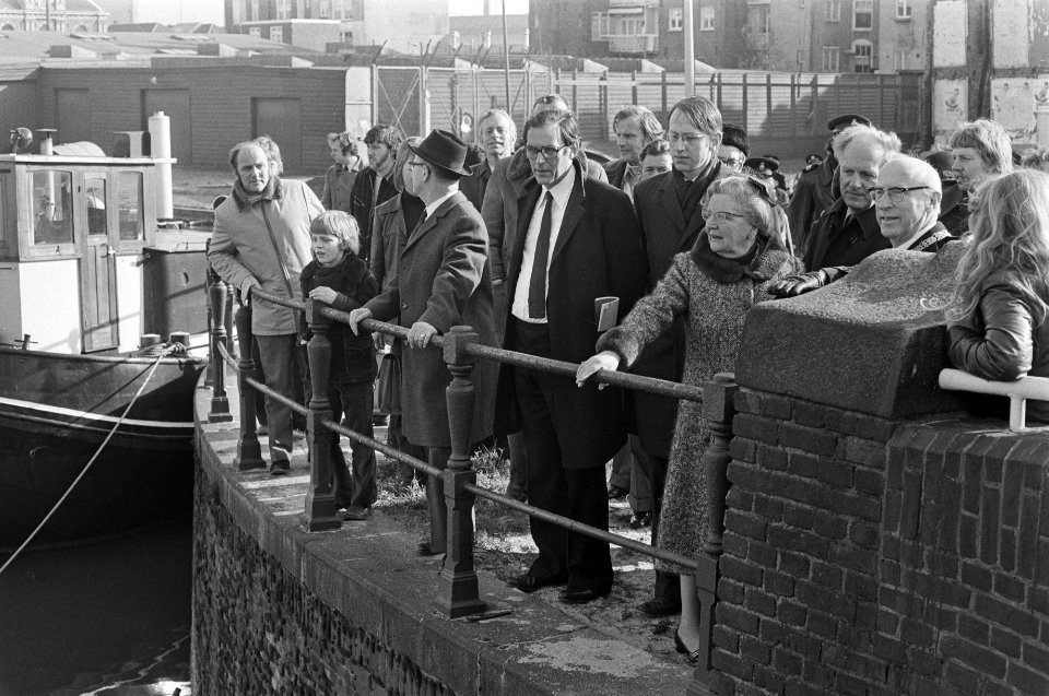 Werkbezoek koningin Juliana aan Amsterdam koningin Juliana op brug bij Wittenbu, Bestanddeelnr 927-7693