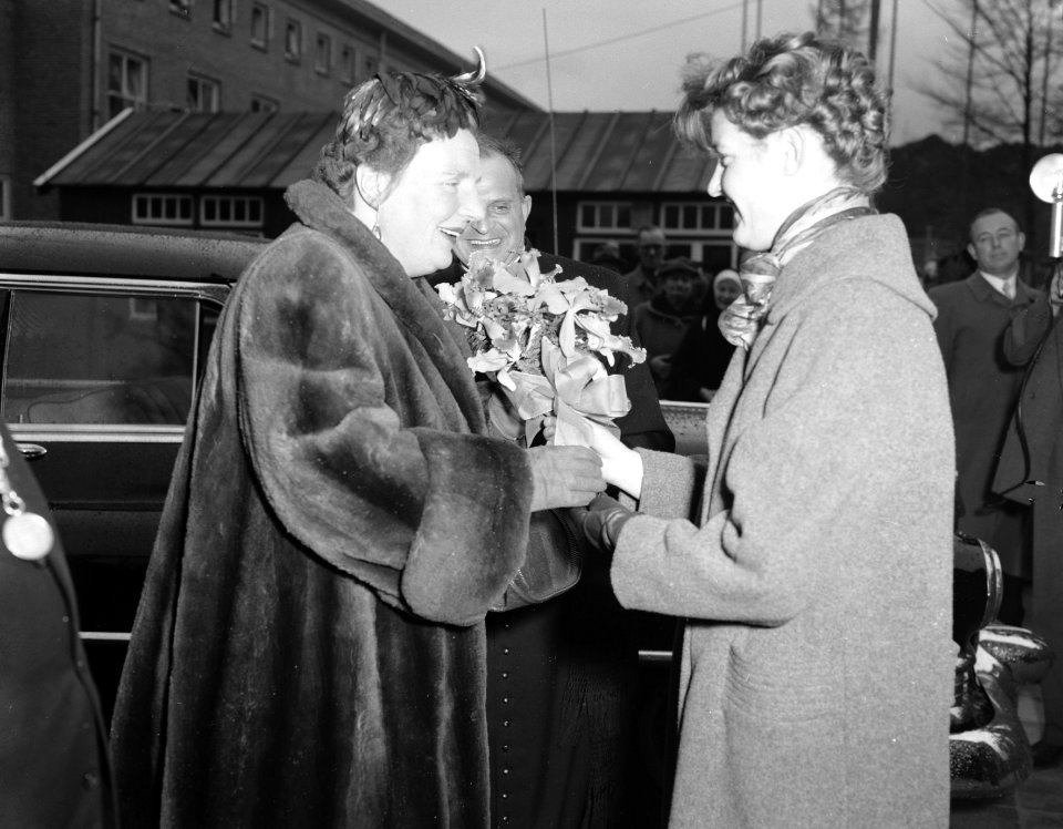 Werkbezoek Koningin Juliana aan Arnhem, opening Diaconessenhuis, Bestanddeelnr 907-4499