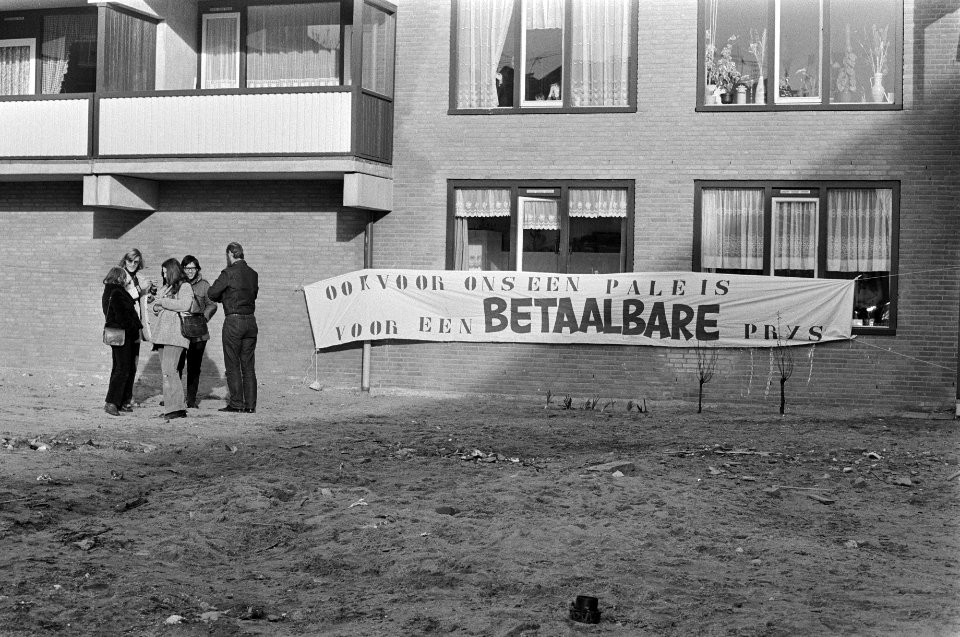 Werkbezoek koningin Juliana aan Amsterdam spandoeken op nieuwe huizen in Partaa, Bestanddeelnr 927-7698