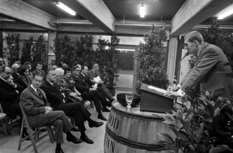Wethouder Hamm opende nieuw gebouw van de firma van Gelder in Osdorp links de we, Bestanddeelnr 921-7883