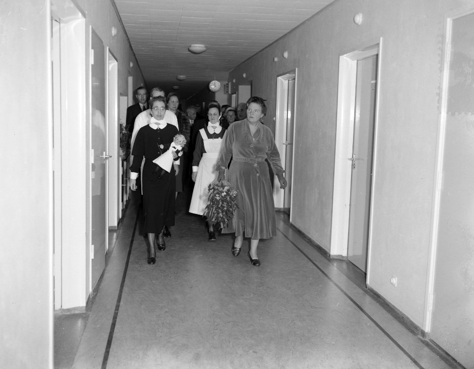 Werkbezoek Koningin Juliana aan Arnhem, opening Diaconessenhuis, Bestanddeelnr 907-4494