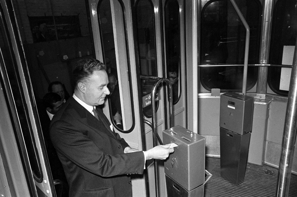 Wethouder G.K.J.M. Hamm stempelt zijn tramkaartje af in de eerste Amsterdamse ze, Bestanddeelnr 921-8662