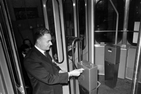 Wethouder G.K.J.M. Hamm stempelt zijn tramkaartje af in de eerste Amsterdamse ze, Bestanddeelnr 921-8662