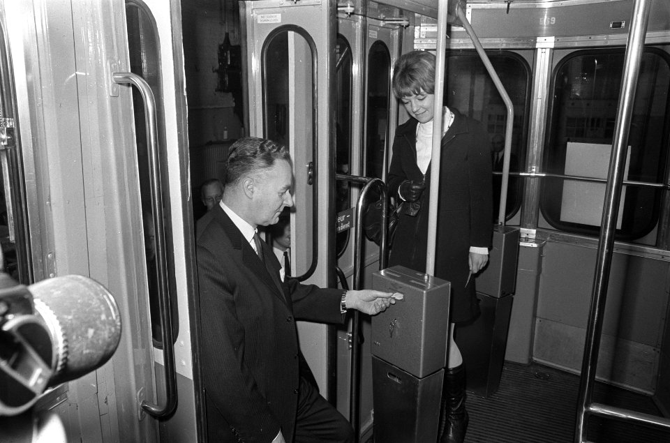 Wethouder G.K.J.M. Hamm stempelt zijn tramkaartje af in de eerste Amsterdamse ze, Bestanddeelnr 921-8660