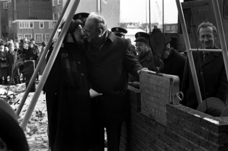Wethouder L.J. Kuypers metselt 1e steen voor bejaardentehuis De Goodwillburgh , Bestanddeelnr 926-2446