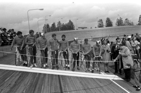 Wethouder Harry Verhey tijdens de opening van de nieuwe wielerbaan in Sportpark , Bestanddeelnr 925-6224