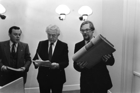 Wethouder Heerma krijgt boek van P. Kranenberg, direkteur Concern stafdienst Hei, Bestanddeelnr 931-8345