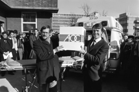 Wethouder Heerma (l.) verricht opening AOC in voormalig Wilhelmina Gasthuis met , Bestanddeelnr 933-5773