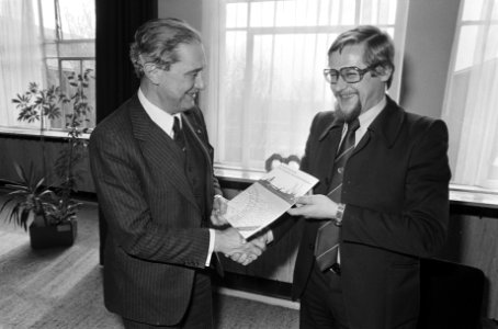 Wethouder Heerma (Amsterdam) biedt minister Tuijnman de Gemeentelijke Havennota , Bestanddeelnr 930-1911