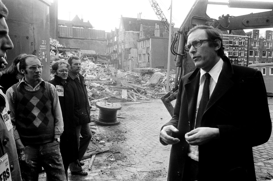 Wethouder Lammers bekijkt sloop in Nieuwmarkt wethouder Lammers bij sloopwerkza, Bestanddeelnr 927-8274