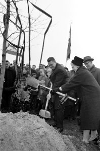 Wethouder R.J. de Wit plant 100.000 ste boom in Banne Buiksloot, Bestanddeelnr 918-9364