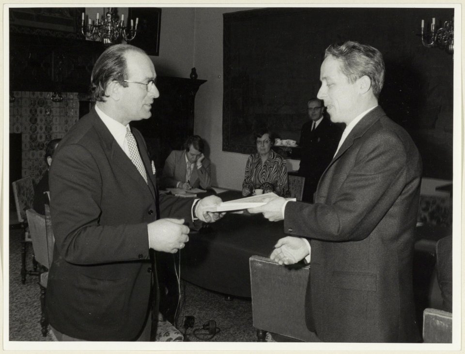 Wethouder P.W. Voskuilen ( links) krijgt een recreatienota aangeboden, NL-HlmNHA 54003688