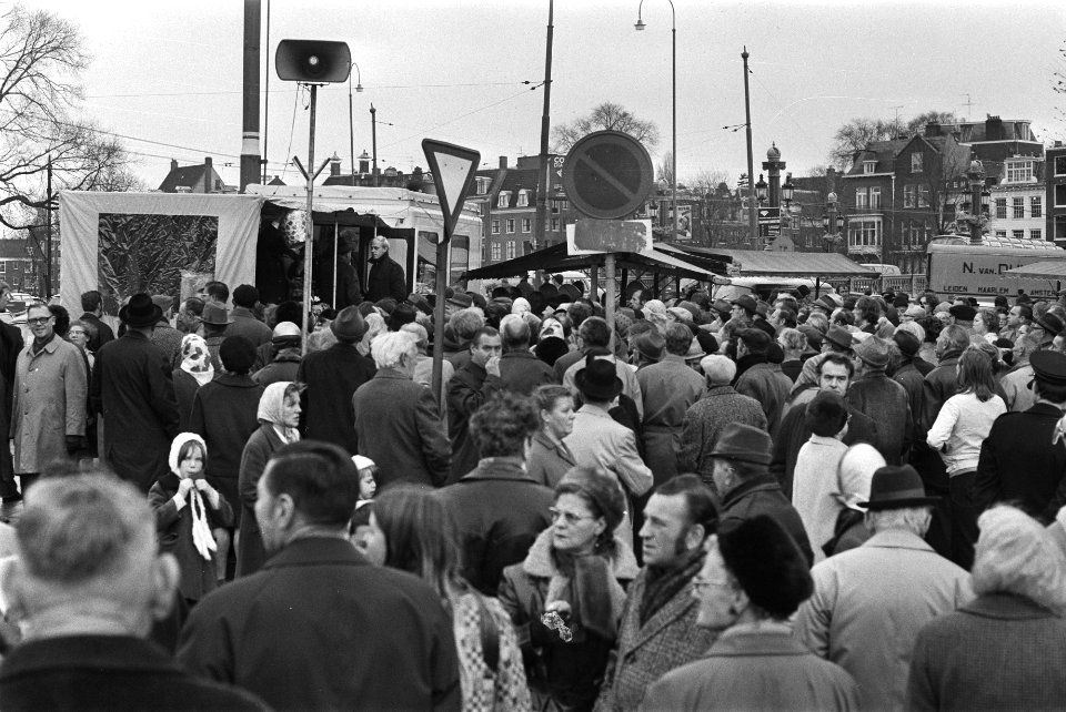 Wethouder Kuypers opent feestmarkt op Waterlooplein, Amsterdam, Bestanddeelnr 924-0063