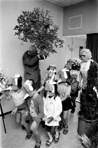 Wethouder Koets opent oecumenische kleuterscholen Rittertje en Coconnetje in, Bestanddeelnr 923-6131