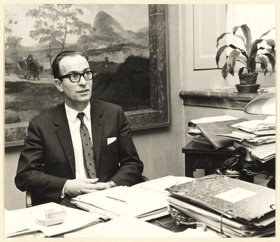 Wethouder P.W. Voskuilen in zijn werkkamersecretariekamer in het stadhuis. NL-HlmNHA 54004374