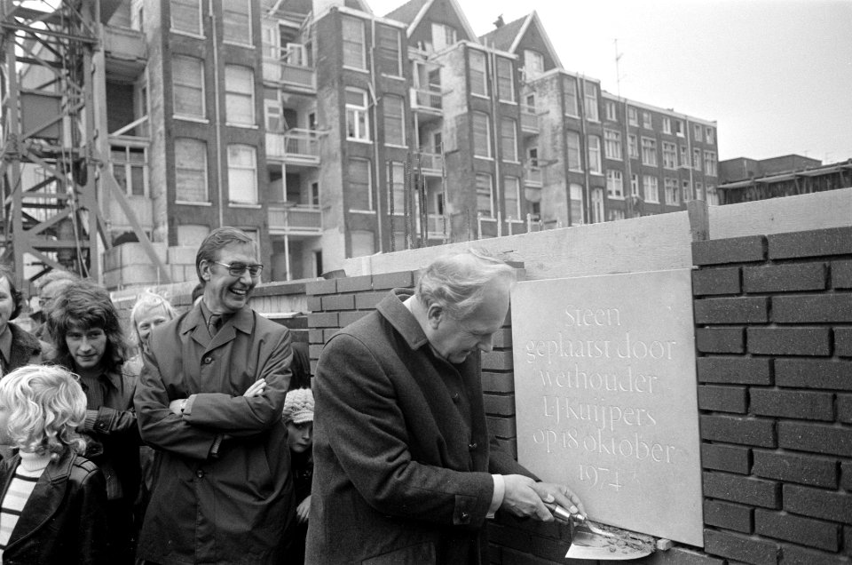 Wethouder Kuypers legt eerste steen voor 25 nieuwbouwwoningen aan Wittenkade in , Bestanddeelnr 927-5221