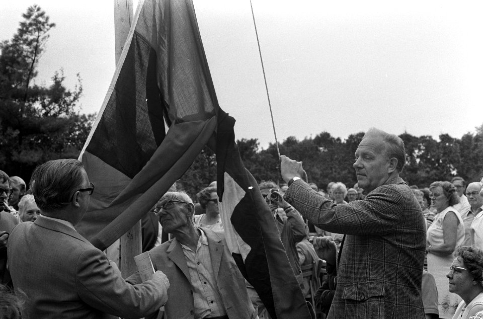 Wethouder Kuypers (rechts) opent volkstuinweek door vlag te hijsen, Bestanddeelnr 926-5913