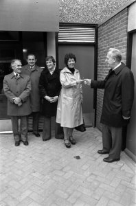 Wethouder Kuypers geeft eerste sleutel aan bewoners gereedgekomen huizen in Bann, Bestanddeelnr 928-2087