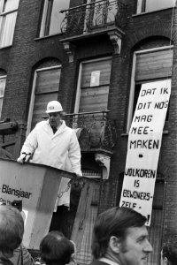 Wethouder Kuipers in een hoogwerker bij spandoek, Bestanddeelnr 929-0496