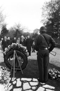 Wethouder Kuijpers legt namens gemeentebestuur krans bij monument op de Nieuwe O, Bestanddeelnr 932-1372