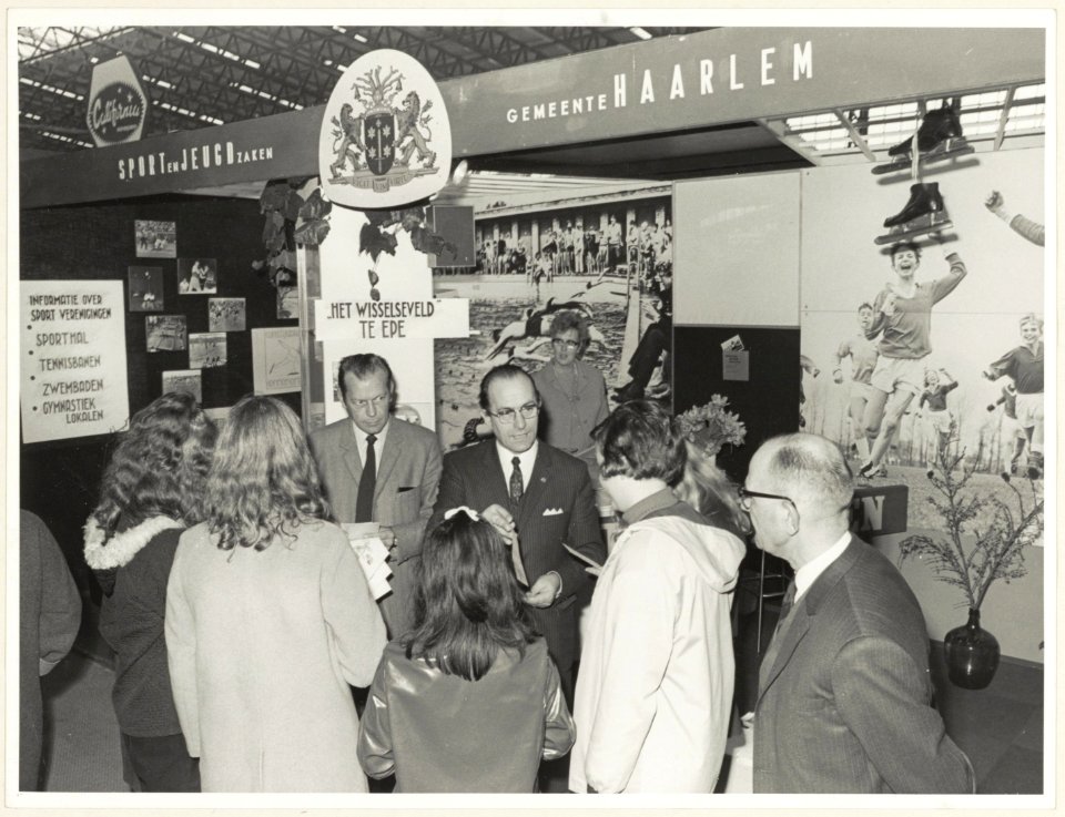 Wethouder P.W.Voskuilen van Sport en jeugdzaken als standwerker op de Haarlemse Voorjaarsbeurs in de Kennemer Sporthal. NL-HlmNHA 54003667
